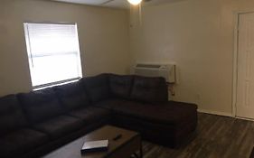 Downstairs One Bedroom Close To Fort Sill!